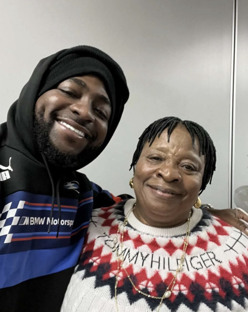 Fans react as Davido meets Wizkid’s mom, hurriedly carries her bags [photo]