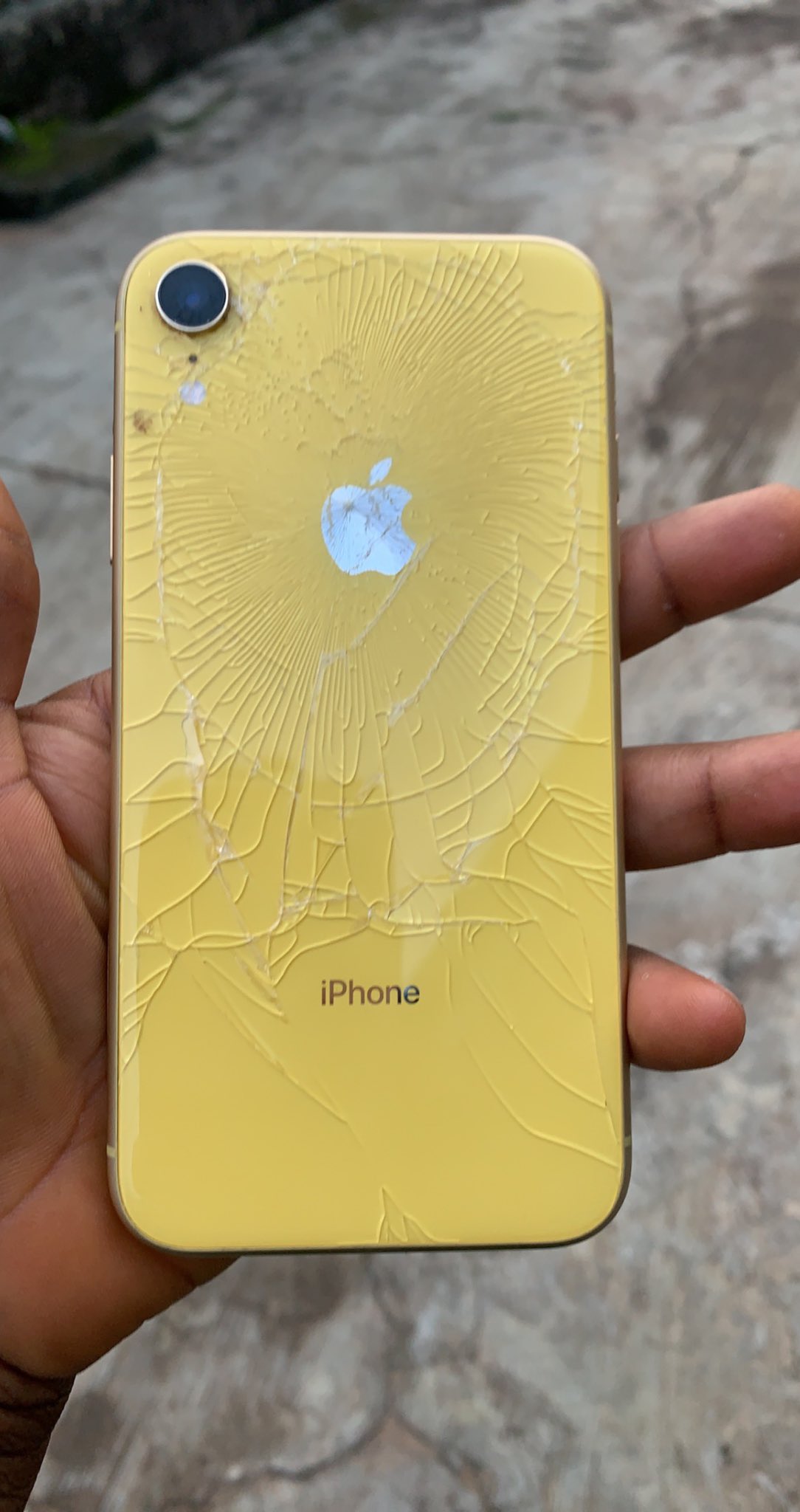 Lady jubilates after shattering her $300 iphone on man’s head for slut shaming her [photos]