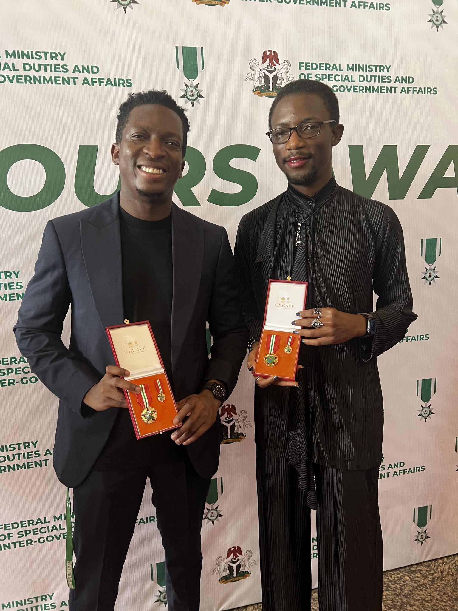 Buhari in shock as Paystack co-founder Ezra Olubi collects award dressed in female accessories [video]