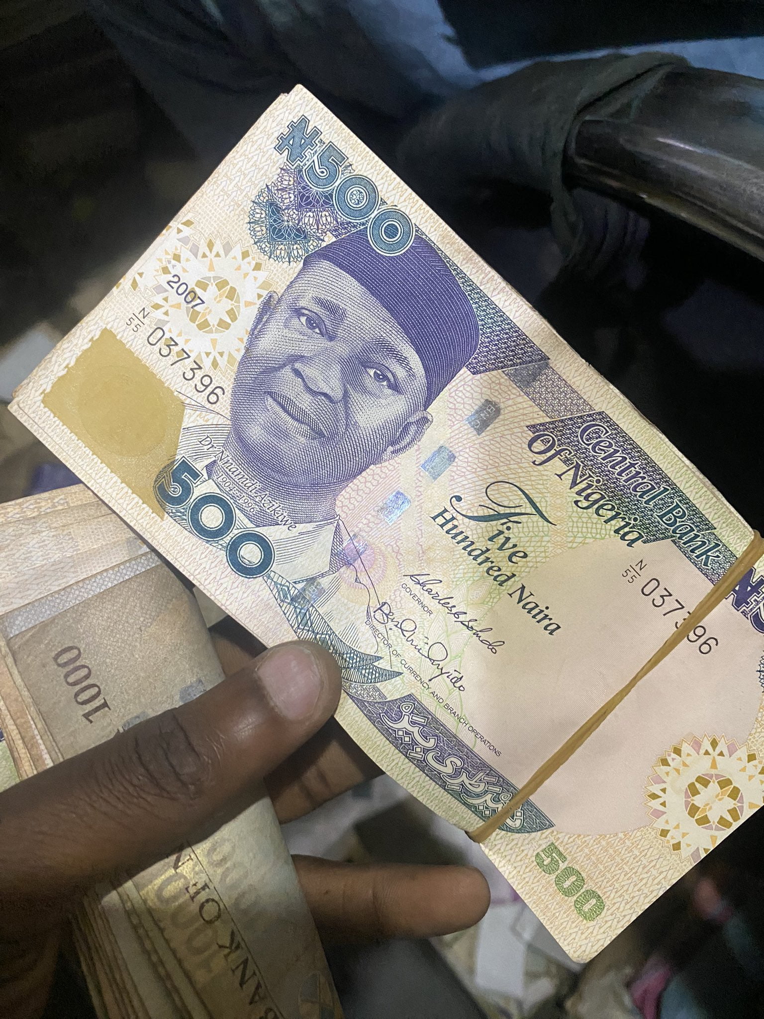 Nigerians react as over 15 year old Naira notes begin to resurface following CBN announcement [photos]