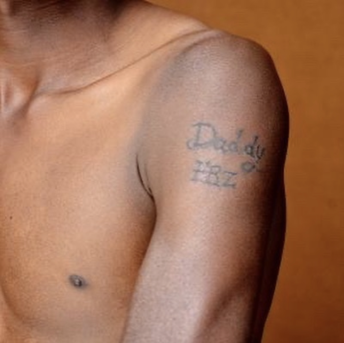 Student tattoos Daddy freeze name on body to appreciate him for paying school fees years ago [photos]