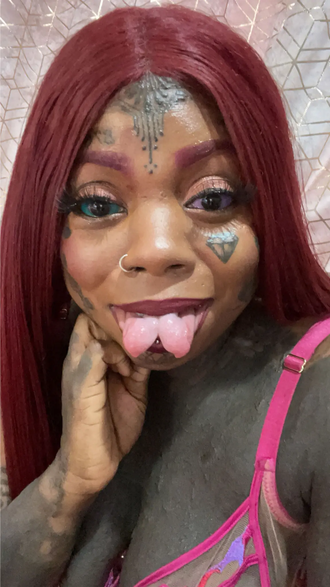 Mother on the verge of blindness after getting tattoos on both eyeballs to imitate Model [photos]