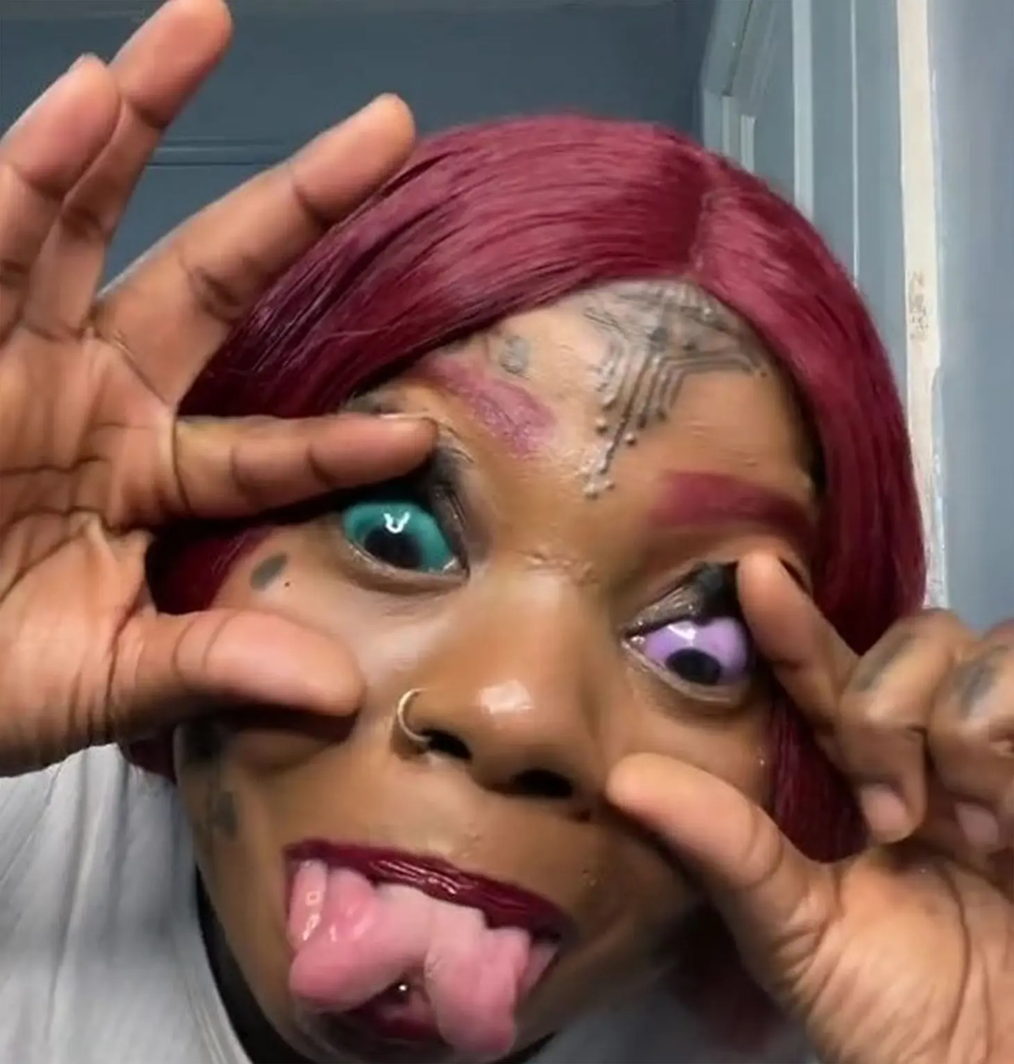 Mother on the verge of blindness after getting tattoos on both eyeballs to imitate Model [photos]