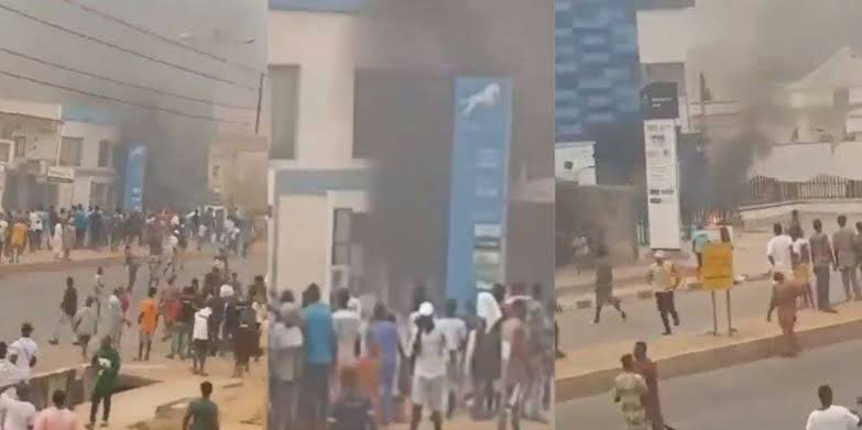 Pandemonium as Rioters set two banks ablaze in Ogun state over Naira Swap Policy [video]