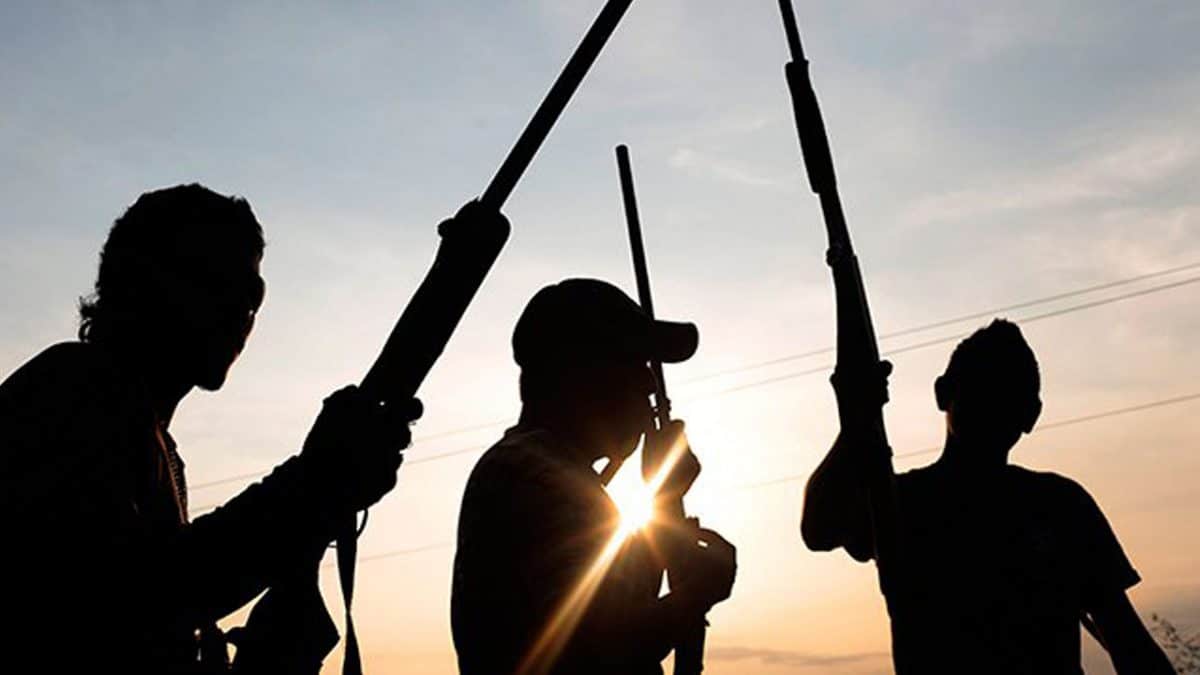 Terrorists burn down police station, kill 5 persons