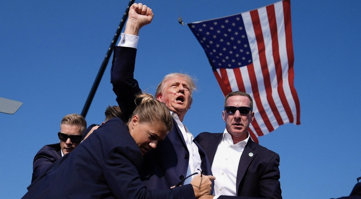Breaking: Shots fired at Republican party candidate, Donald Trump during Pennsylvania Rally (Video)