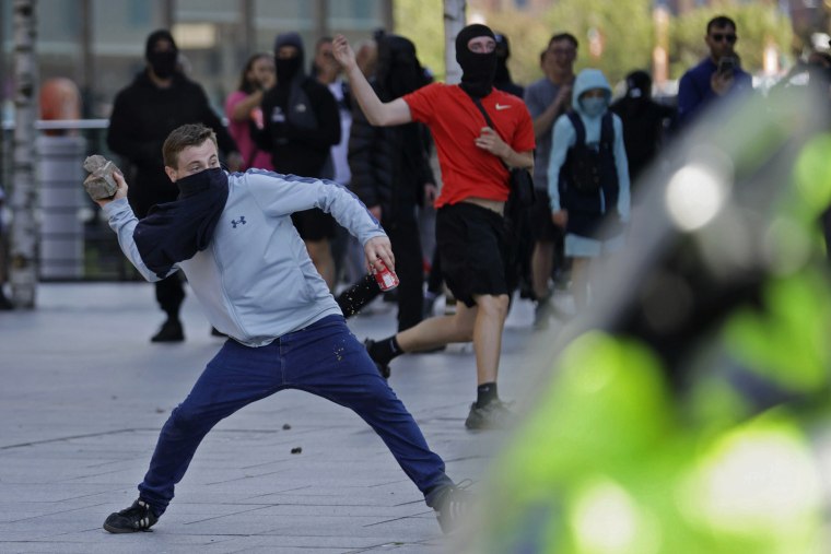 UK protesters loot stores as far-right riots escalate