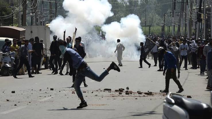 #Endbadgovernance: Police fire teargas at protesters