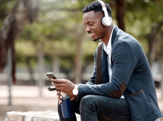 How Using Headphones Can Lead to Brain Disorders – Experts Reveal