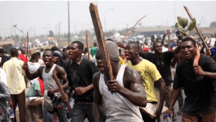 Protesters block Nigerian governor’s convoy