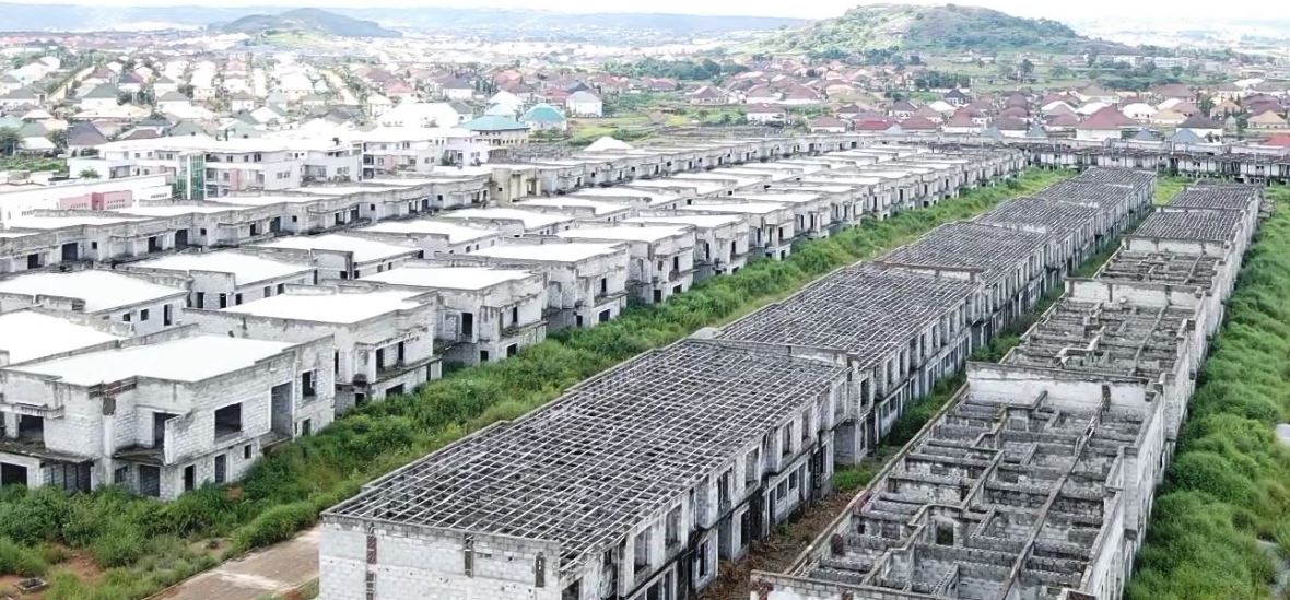 FG reveals set of Nigerians that can buy forfeited 753 duplexes