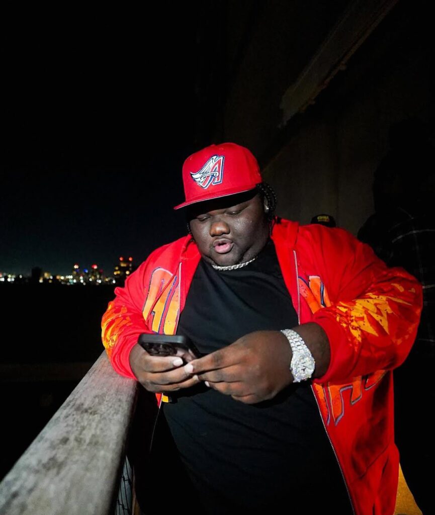 a photo of kocky ka typing on his phone